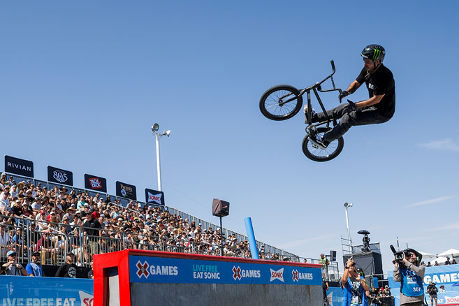 X Games em Foz do Iguaçu - atleta de BMX com público no evento
